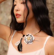 CAMELIA CHOKER MOTHER OF PEARL