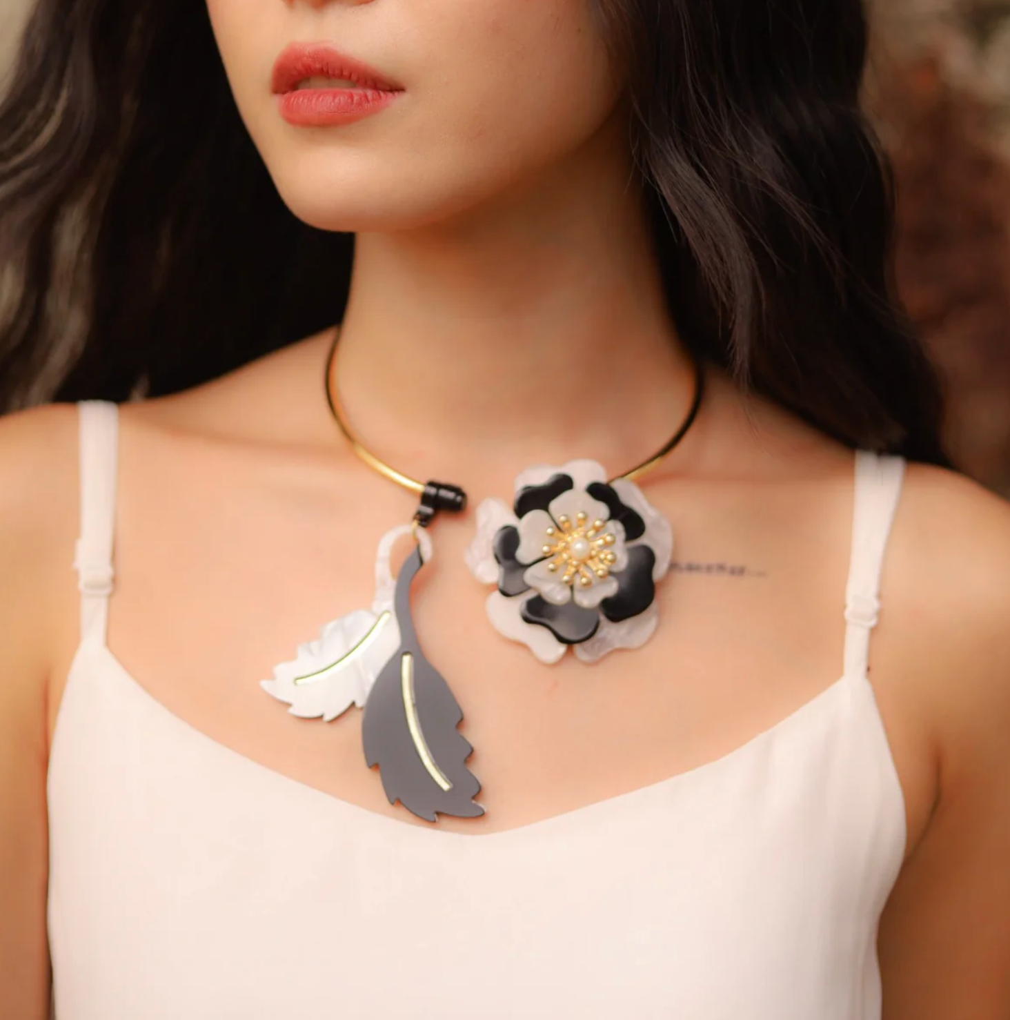 CAMELIA CHOKER MOTHER OF PEARL