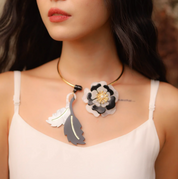 CAMELIA CHOKER MOTHER OF PEARL